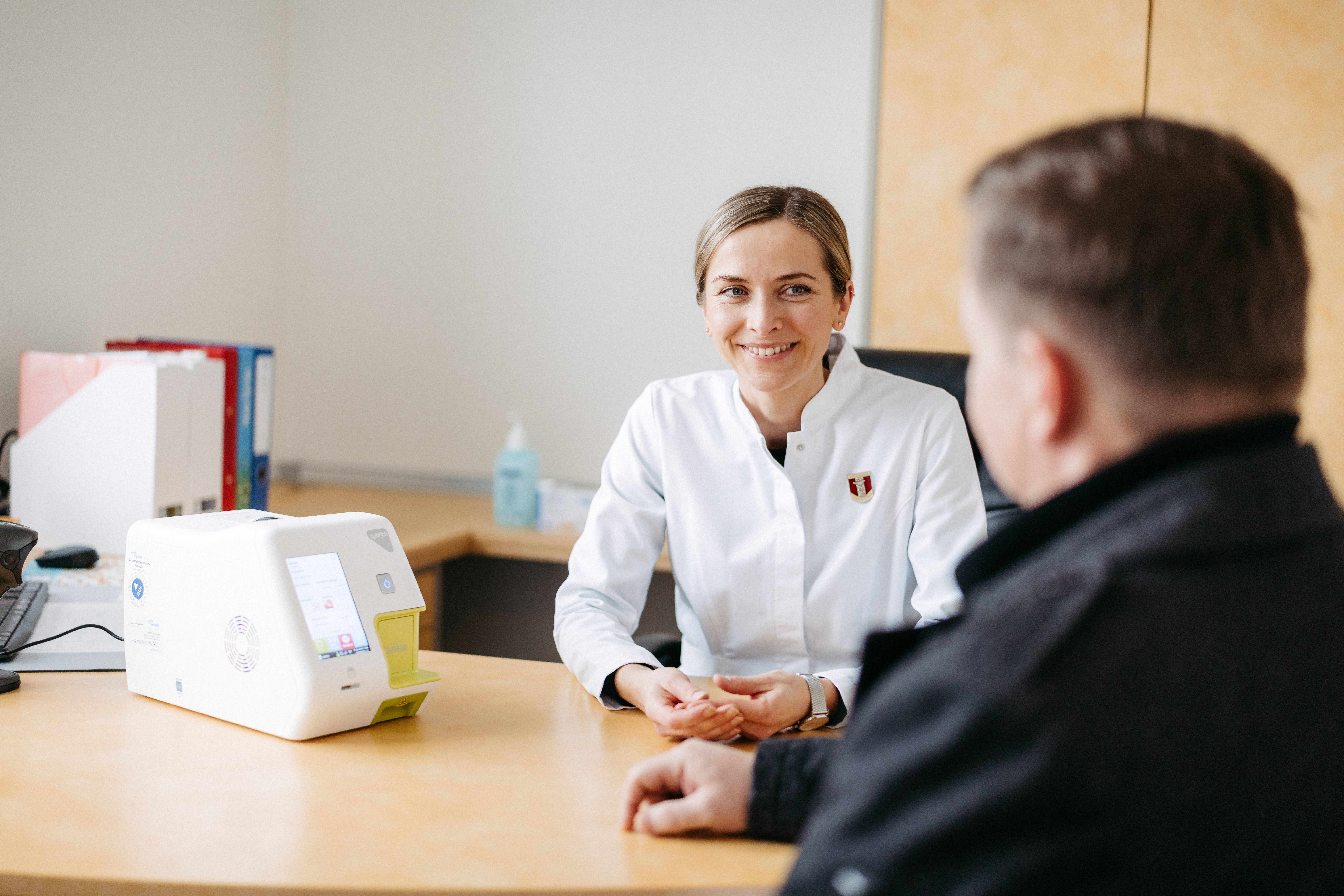 zwei Personen die eine Vitamin D Testung durchführen